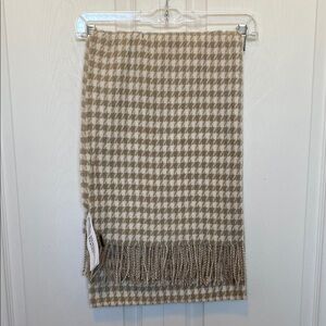 Eddie Bauer Houndstooth Scarf in Beige and White